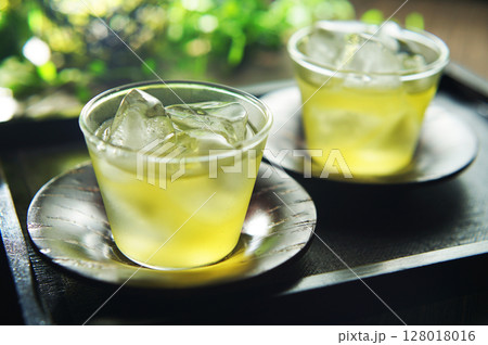 夏の日の冷たい緑茶 128018016