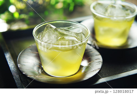 夏の日の冷たい緑茶 128018017
