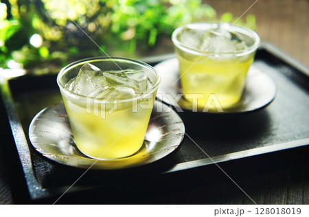 夏の日の冷たい緑茶 夏の日の冷たい緑茶 128018019