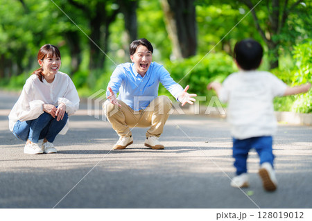 家族に駆け寄る一歳半の少年 家族に駆け寄る一歳半の少年 128019012