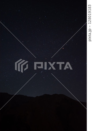 秩父の山の稜線と冬の澄んだ星空とオリオン座 秩父の山の稜線と冬の澄んだ星空とオリオン座 128019183
