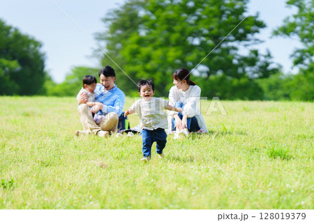 家族に駆け寄る少年	 128019379
