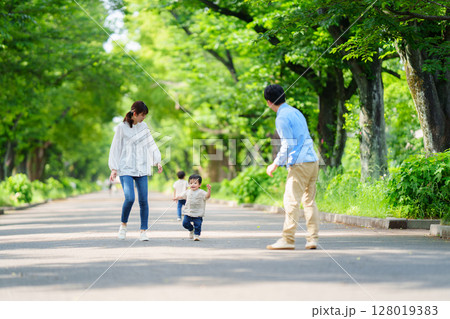 家族に駆け寄る少年	 128019383