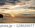 和歌山県和歌山市大川 夕陽の紀淡海峡 淡路島 和歌山県和歌山市大川 夕陽の紀淡海峡 淡路島 128020077