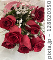 赤いバラの花束 128020350