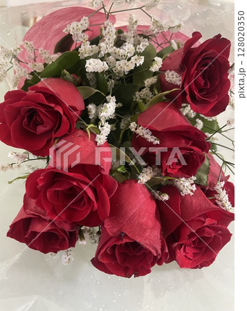 赤いバラの花束 128020350