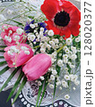アネモネとチューリップの花束 128020377