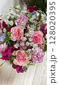 鮮やかなピンクの花束 128020395