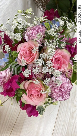 鮮やかなピンクの花束 128020395