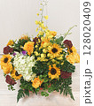 様々な花のブーケ 128020409