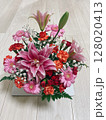 ナチュラルなフラワーアレンジメント 128020413