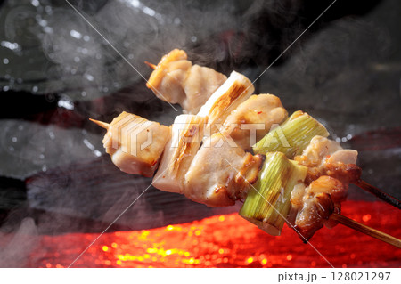焼き上がる焼き鳥イメージ 焼き上がる焼き鳥イメージ 128021297