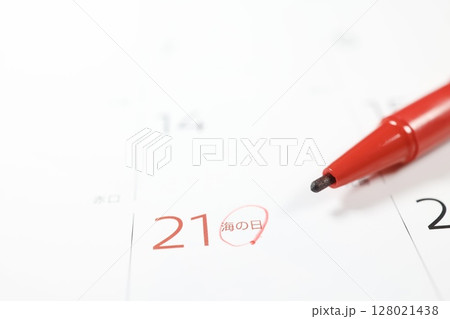 海の日が記載された7月21日のカレンダーの接写 海の日が記載された7月21日のカレンダーの接写 128021438
