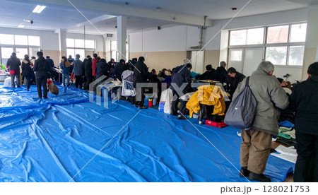 支援物資を受け取る高齢者 支援物資を受け取る高齢者 128021753
