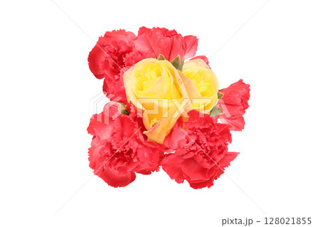 白背景のカーネーションと薔薇の花束 128021855