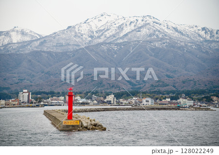 船から見る佐渡島 128022249
