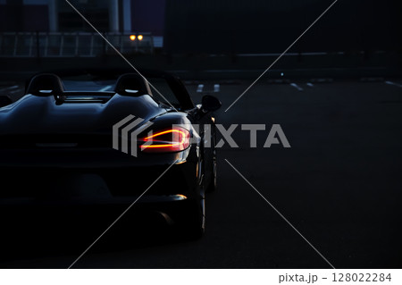 艶々の黒いオープンカー 128022284