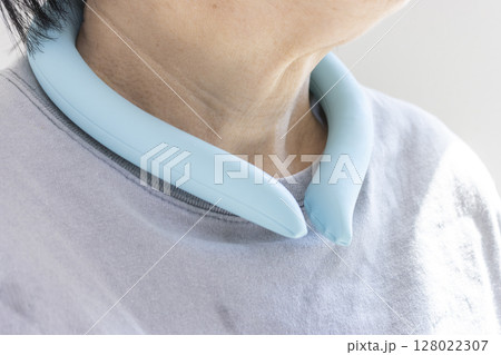 アイスリングを着けたシニア女性の首元（顔無し、日本人、60代） 128022307