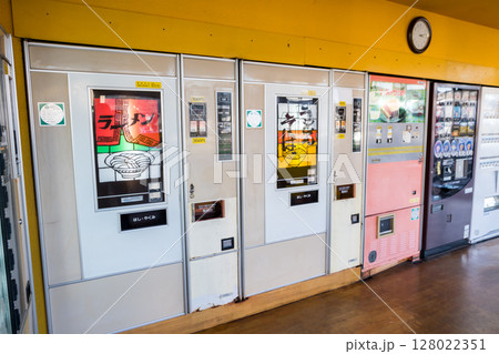 【コインスナックプラザ】沢山の自動販売機が並ぶ店内 128022351