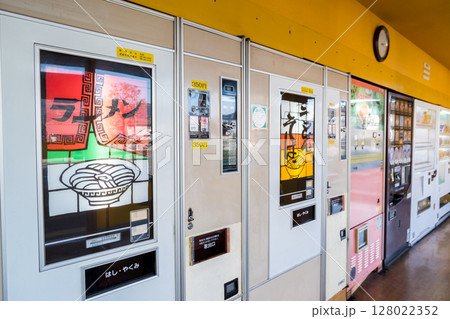 【コインスナックプラザ】沢山の自動販売機が並ぶ店内 128022352