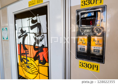 【コインスナックプラザ】沢山の自動販売機が並ぶ店内 128022355