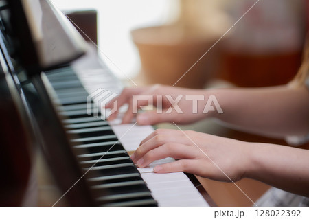 ピアノを弾く若い女性 ピアノを弾く若い女性 128022392