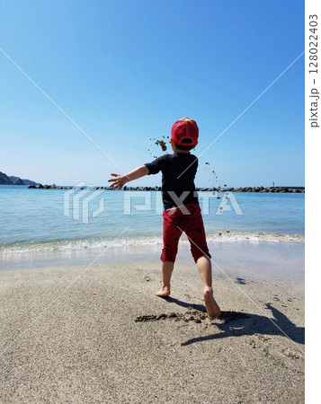 砂浜で元気に遊ぶ少年 砂浜で元気に遊ぶ少年 128022403