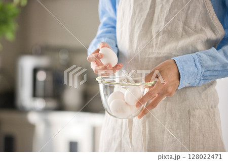 卵料理を作る若い男性の手元 128022471