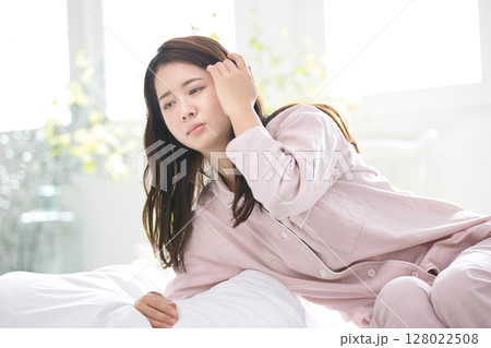 パジャマでくつろぐ若い女性 128022508