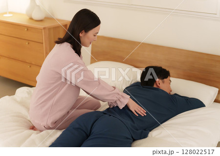 夫にマッサージをする妻 夫にマッサージをする妻 128022517