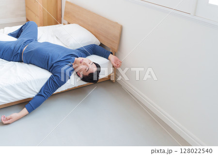 寝相が悪い男性 128022540