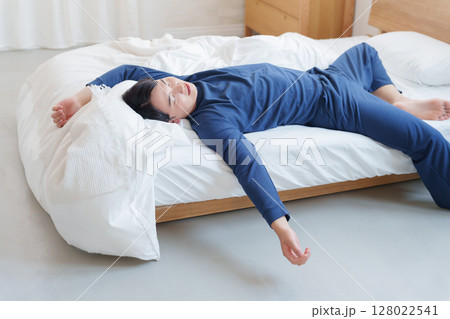 寝相が悪い男性 128022541