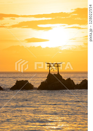 沖の鳥居と朝焼け(大分県杵築市奈多海岸) 沖の鳥居と朝焼け(大分県杵築市奈多海岸) 128022554
