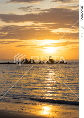 沖の鳥居と朝焼け(大分県杵築市奈多海岸) 沖の鳥居と朝焼け(大分県杵築市奈多海岸) 128022561