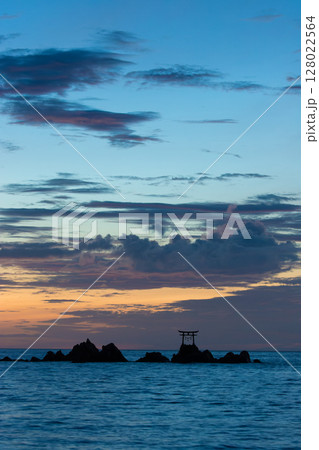 沖の鳥居と朝焼け（大分県杵築市奈多海岸） 128022564