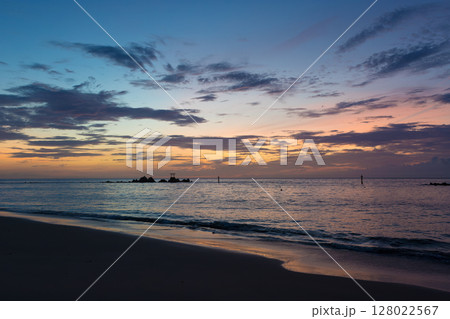 沖の鳥居と朝焼け（大分県杵築市奈多海岸） 128022567