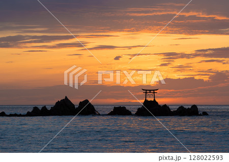 沖の鳥居と朝焼け(大分県杵築市奈多海岸) 沖の鳥居と朝焼け(大分県杵築市奈多海岸) 128022593