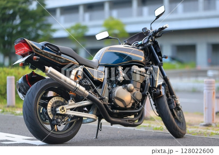 ネイキッドタイプのオートバイ 128022600