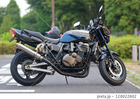 ネイキッドタイプのオートバイ 128022602