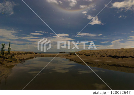 未明の海と月明かり（大分県杵築市奈多海岸） 128022647