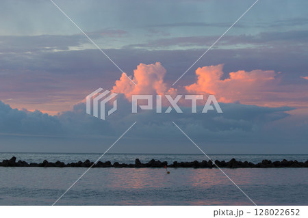 海の朝焼け(大分県杵築市奈多海岸) 海の朝焼け(大分県杵築市奈多海岸) 128022652