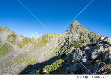 【山岳素材】初秋の槍ヶ岳と東鎌尾根【長野県】 128022777