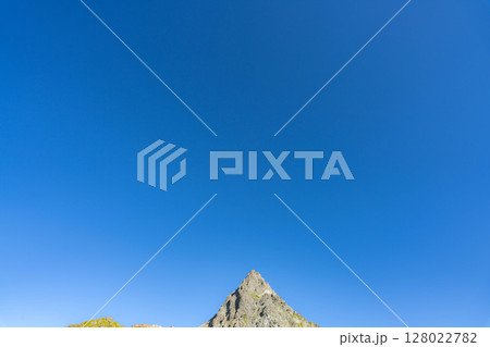 【山岳素材】初秋の槍ヶ岳と東鎌尾根【長野県】 128022782