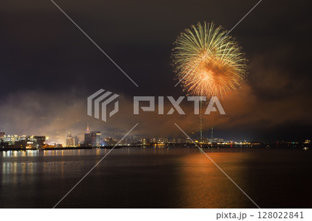 別府の夏花火（大分県別府市） 128022841