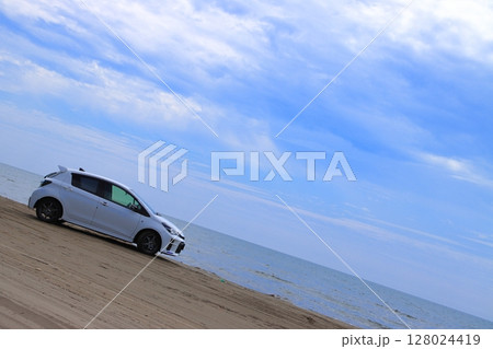 車と海の風景 128024419