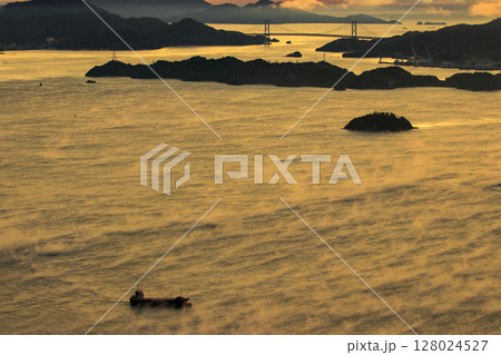 瀬戸内の海霧の名所筆影山展望台からの景色 128024527