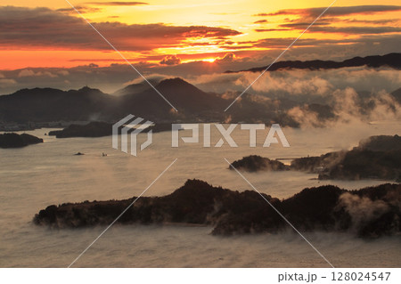 瀬戸内の海霧の名所筆影山展望台からの景色 128024547