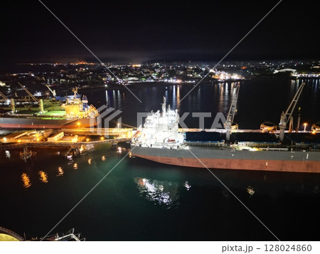 マダガスカルのトアマシナの港湾の夜景の空撮 128024860