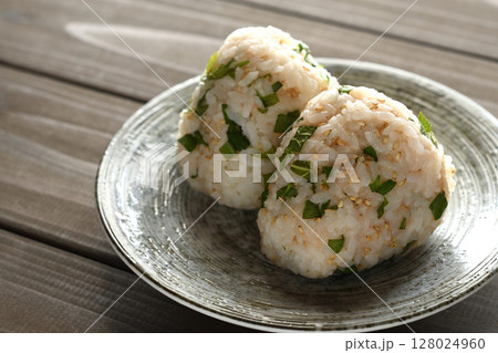 たらこ大葉ごまおにぎり たらこ大葉ごまおにぎり 128024960