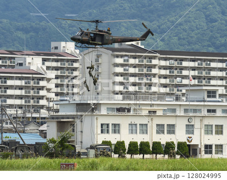ヘリコプターからの降下訓練を行う陸上自衛隊の隊員 ヘリコプターからの降下訓練を行う陸上自衛隊の隊員 128024995